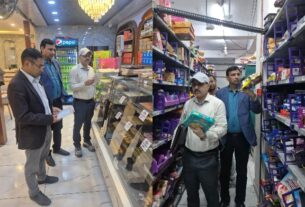 त्यौहारी सीजन में मिठाइयों की ट्रे से ऑनलाइन स्टोर तक छापेमारी, मिलावट के संदेह में तीन सैंपल लिए।