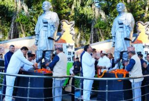 मुख्यमंत्री धामी ने सरदार वल्लभभाई पटेल की प्रतिमा पर पुष्पांजलि अर्पित कर दी श्रद्धांजलि।