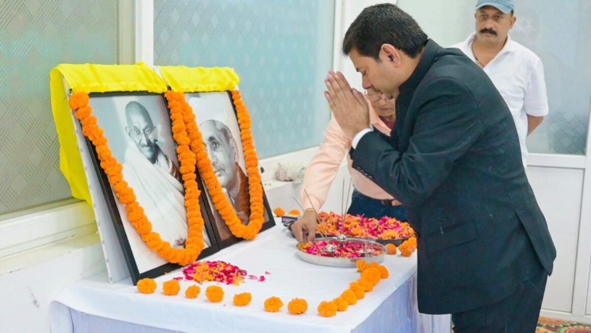 गांधी और शास्त्री के आदर्शों पर चलने का लिया संकल्प, सत्य, अहिंसा, सादगी और स्वच्छता के संदेश को आत्मसात करने का आह्वान।