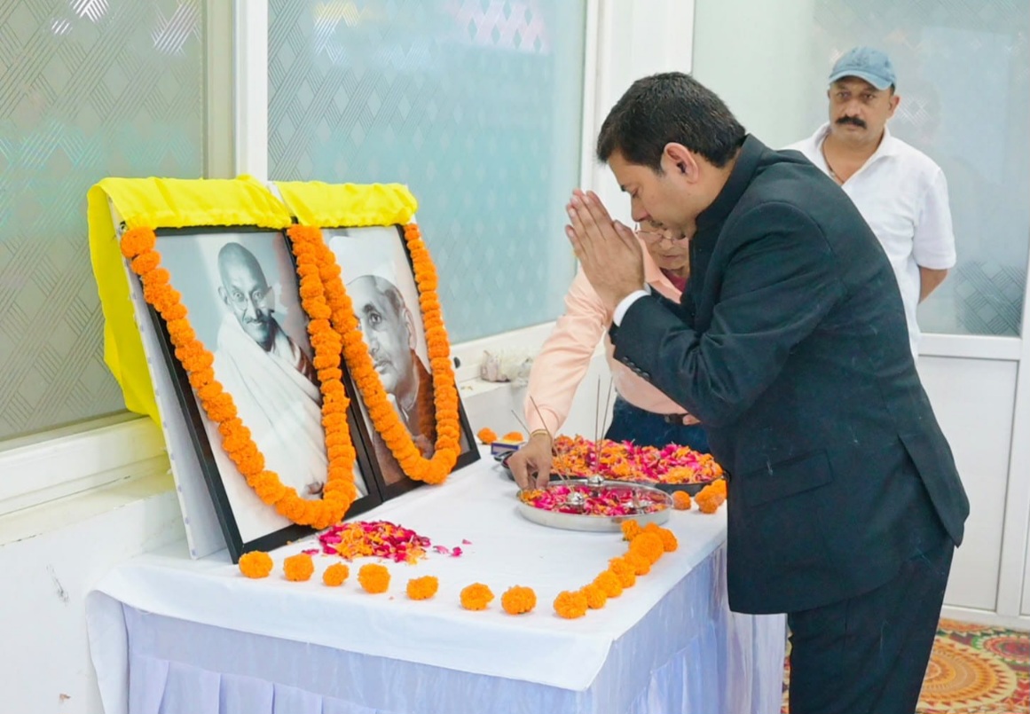 गांधी और शास्त्री के आदर्शों पर चलने का लिया संकल्प, सत्य, अहिंसा, सादगी और स्वच्छता के संदेश को आत्मसात करने का आह्वान।