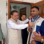 एशियन गेम्स में कांस्य पदक जीतने वाले बॉक्सर कपिल पोखरिया ने, मुख्यमंत्री धामी से की भेंट।