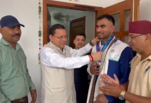 एशियन गेम्स में कांस्य पदक जीतने वाले बॉक्सर कपिल पोखरिया ने, मुख्यमंत्री धामी से की भेंट।
