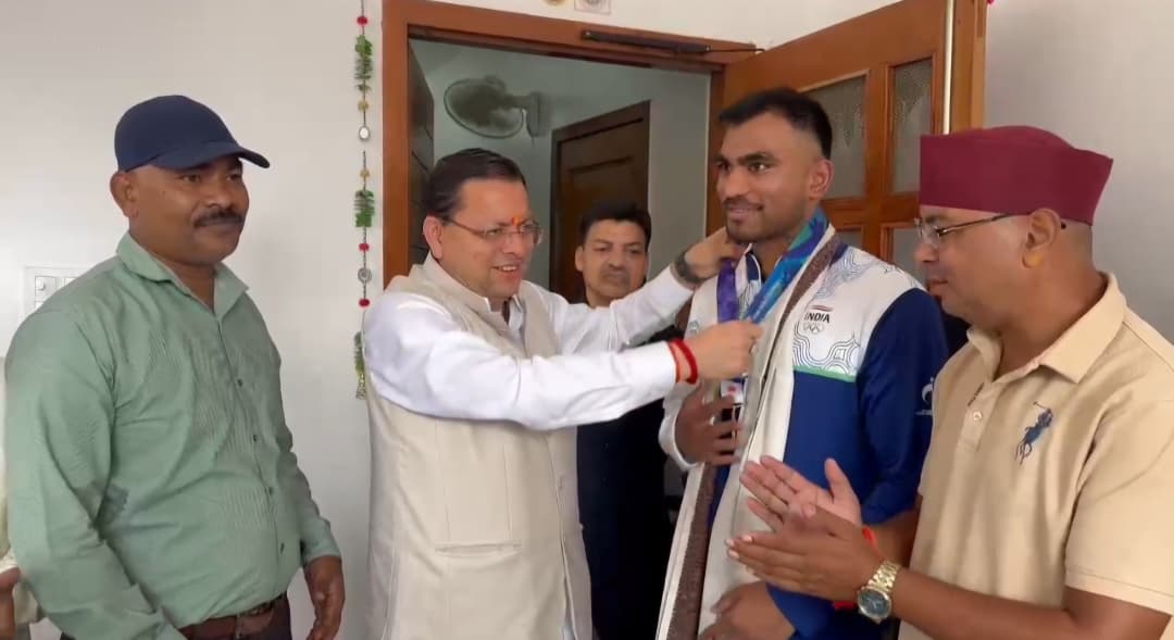 एशियन गेम्स में कांस्य पदक जीतने वाले बॉक्सर कपिल पोखरिया ने, मुख्यमंत्री धामी से की भेंट।