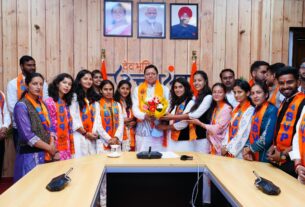 सीएम धामी से एबीवीपी के नवनिर्वाचित पदाधिकारियों ने की भेंट, छात्रसंघ चुनाव में जीत पर दी बधाई एवं शुभकामनाएं।