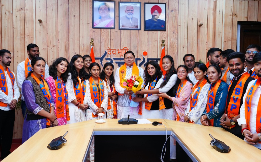 सीएम धामी से एबीवीपी के नवनिर्वाचित पदाधिकारियों ने की भेंट, छात्रसंघ चुनाव में जीत पर दी बधाई एवं शुभकामनाएं।