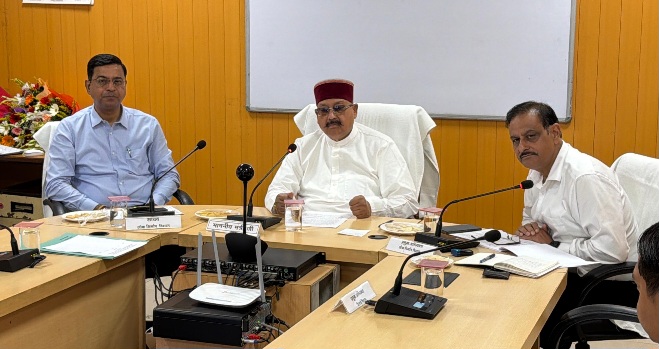 लोकनिर्माण विभाग की समीक्षा बैठक में, मंत्री ने दिये गुणवत्ता युक्त कार्य के निर्देश।