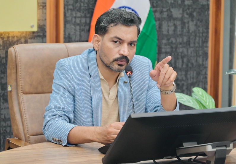 देहरादून में कम लिंगानुपात वाले क्षेत्रों पर रहेगी विशेष नजर, अल्ट्रासाउंड केंद्रों की होगी सघन निगरानी, डीएम डॉ. आशीष चौहान।