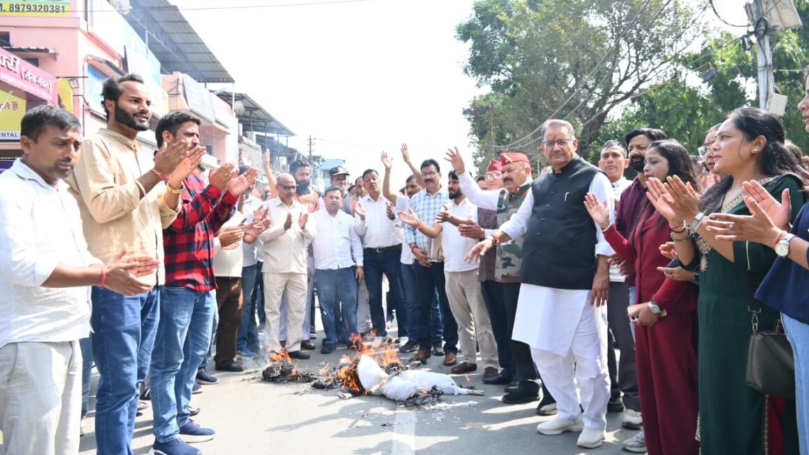 राहुल गांधी की बयानबाजी के विरोध में किया पुतला दहन, कैबिनेट मंत्री गणेश जोशी ने साधा निशाना।