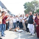 राहुल गांधी की बयानबाजी के विरोध में किया पुतला दहन, कैबिनेट मंत्री गणेश जोशी ने साधा निशाना।