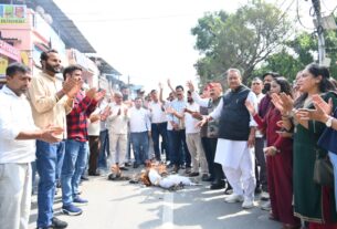 राहुल गांधी की बयानबाजी के विरोध में किया पुतला दहन, कैबिनेट मंत्री गणेश जोशी ने साधा निशाना।