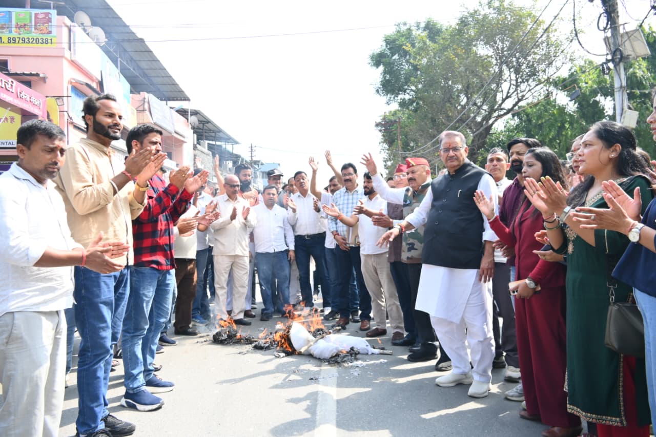 राहुल गांधी की बयानबाजी के विरोध में किया पुतला दहन, कैबिनेट मंत्री गणेश जोशी ने साधा निशाना।