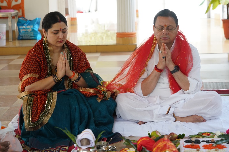 शारदीय नवरात्रि के प्रथम दिवस पर, मुख्यमंत्री धामी ने की पूजा-अर्चना, प्रदेशवासियों की सुख-समृद्धि की कामना।