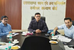 मुख्यमंत्री श्रमिक स्वास्थ्य सुरक्षा योजना बनी दूसरे राज्यों के लिए प्रेरणा, उत्तर प्रदेश की टीम ने समझा उत्तराखण्ड का मॉडल।