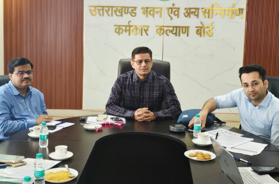 मुख्यमंत्री श्रमिक स्वास्थ्य सुरक्षा योजना बनी दूसरे राज्यों के लिए प्रेरणा, उत्तर प्रदेश की टीम ने समझा उत्तराखण्ड का मॉडल।