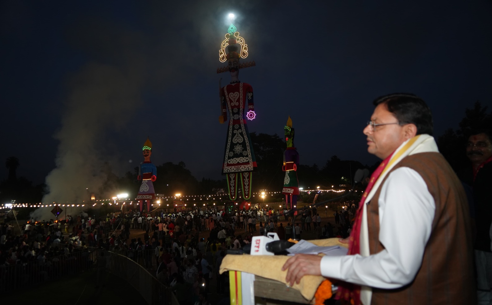 सीएम धामी परेड ग्राउंड में आयोजित दशहरा महोत्सव में हुए शामिल, सत्य, धर्म और मर्यादा के मार्ग पर चलने का किया आह्वान। 