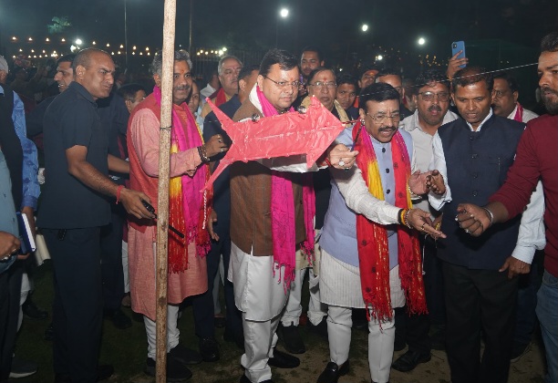 मुख्यमंत्री पुष्कर धामी ने हिंदू नेशनल कॉलेज में किया रावण दहन, प्रदेशवासियों को दी विजयादशमी की शुभकामनाएं।