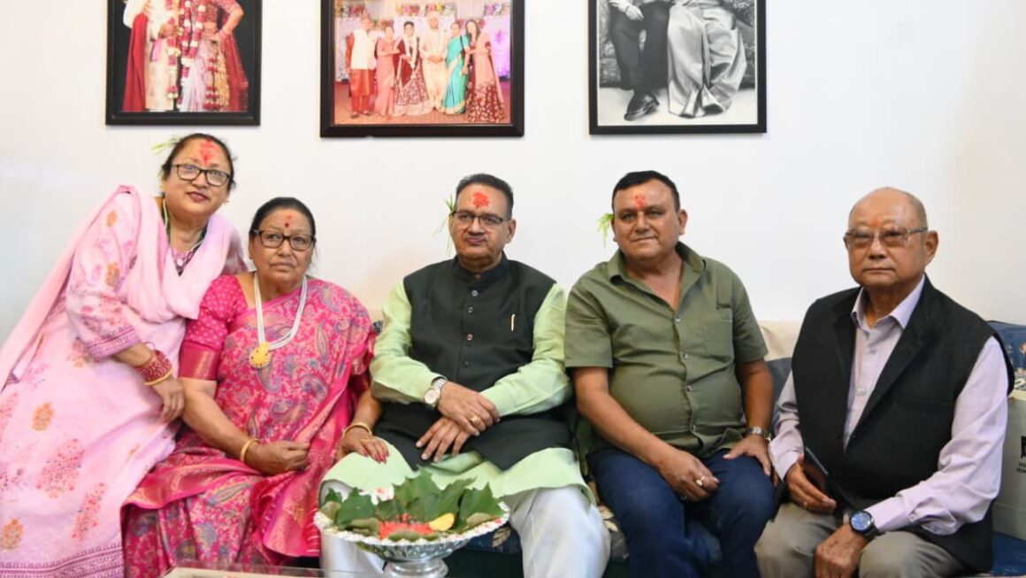 कैबिनेट मंत्री गणेश जोशी ने गोर्खाली समाज के वरिष्ठजनों से लिया आशीर्वाद, दशैं एवं विजयादशमी की दी शुभकामनाएं।
