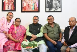 कैबिनेट मंत्री गणेश जोशी ने गोर्खाली समाज के वरिष्ठजनों से लिया आशीर्वाद, दशैं एवं विजयादशमी की दी शुभकामनाएं।