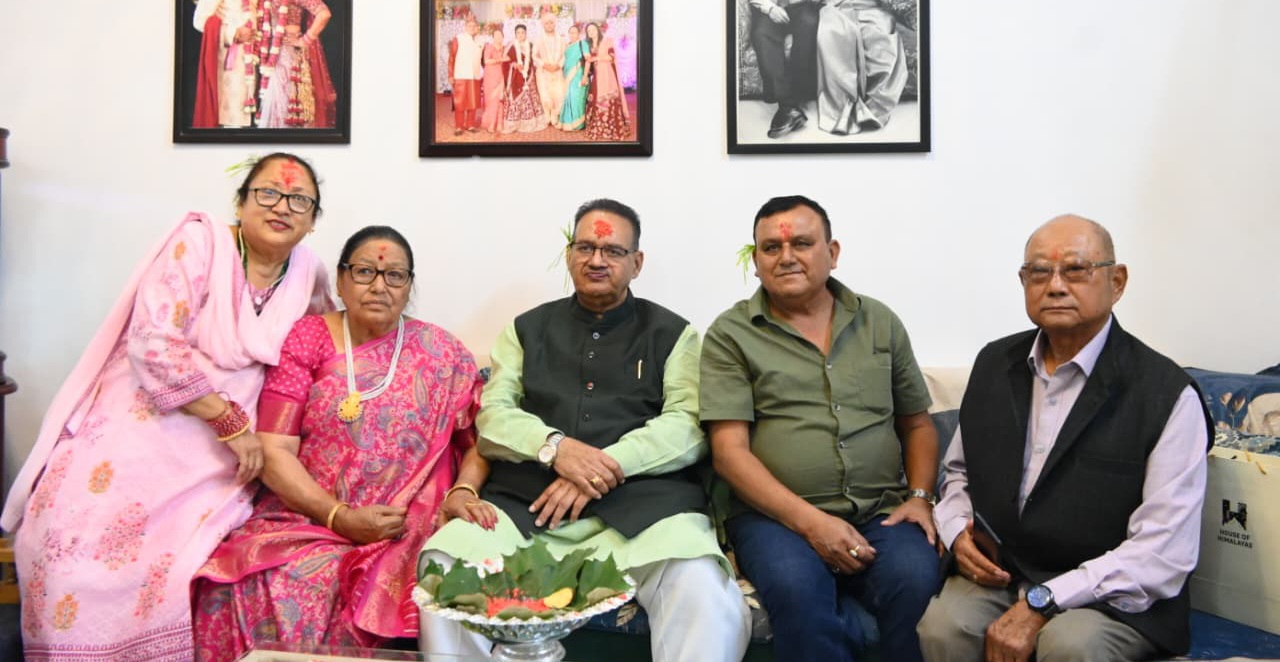 कैबिनेट मंत्री गणेश जोशी ने गोर्खाली समाज के वरिष्ठजनों से लिया आशीर्वाद, दशैं एवं विजयादशमी की दी शुभकामनाएं।