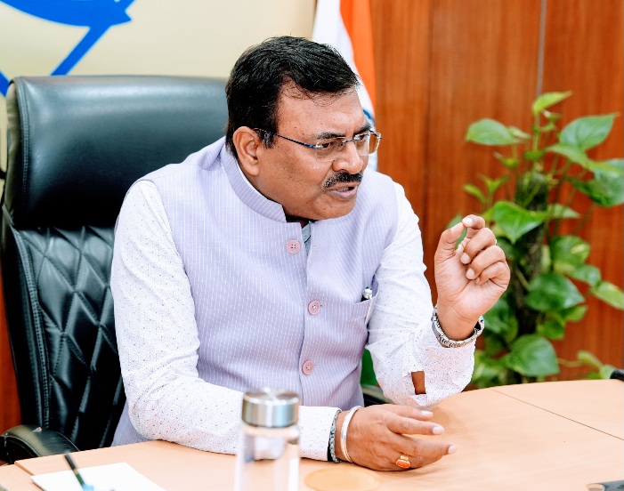 अस्पतालों के लिए दक्ष और विशेषज्ञ मेडिकल मानव संसाधन की उपलब्धता पर जोर, मुख्य सचिव आनंद बर्द्धन।