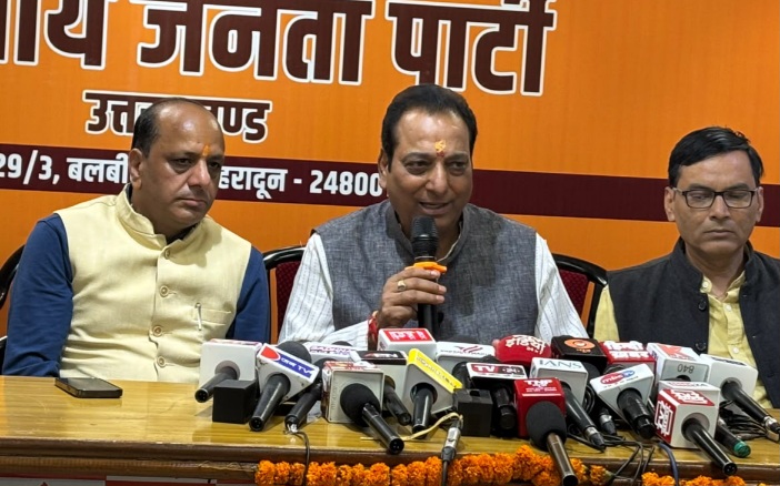 उत्तराखंडियों को घुसपैठिया बताने वाले अखिलेश यादव को कांग्रेस का है समर्थन, विनोद चमोली।