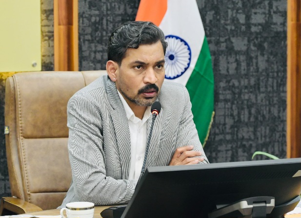  बुक्सा जनजाति के 46 गांवों के परिवारों को मिलेगा आवास, शिक्षा, स्वास्थ्य और अन्य मूलभूत सुविधाओं का लाभ, डीएम डा. आशीष चौहान। 