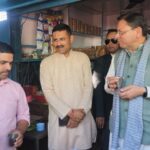 सीएम धामी ने श्रीनगर चुंगी पर स्थानीय दुकान में पी चाय, ‘लोकल फॉर वोकल’ का दिया संदेश।