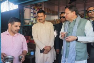 सीएम धामी ने श्रीनगर चुंगी पर स्थानीय दुकान में पी चाय, ‘लोकल फॉर वोकल’ का दिया संदेश।