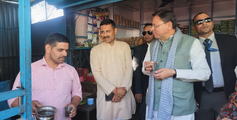 सीएम धामी ने श्रीनगर चुंगी पर स्थानीय दुकान में पी चाय, ‘लोकल फॉर वोकल’ का दिया संदेश।