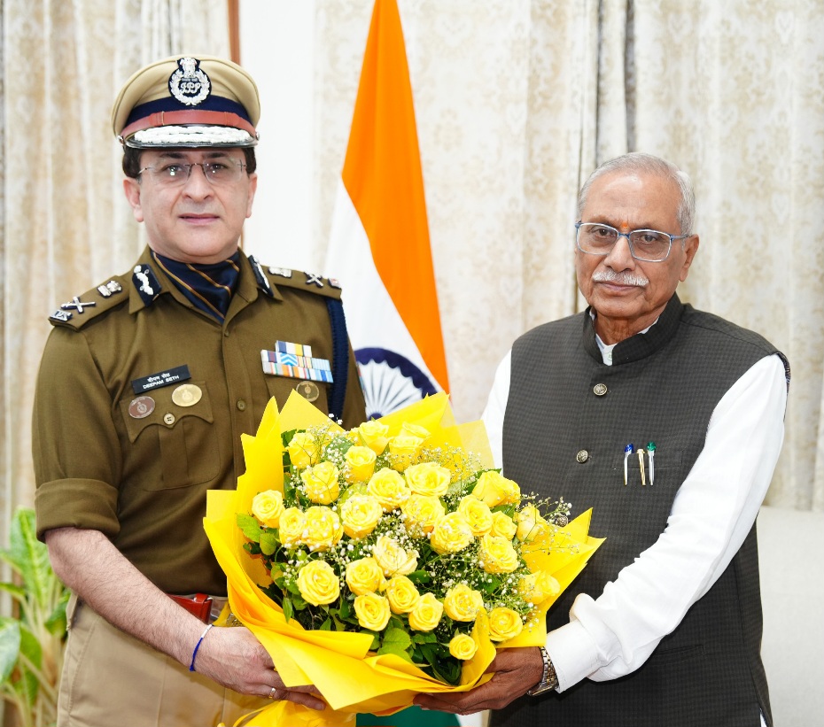 राज्यपाल डॉ. ढाल सिंह बिसेन से, लोक भवन में डीजीपी दीपम सेठ ने की शिष्टाचार भेंट।